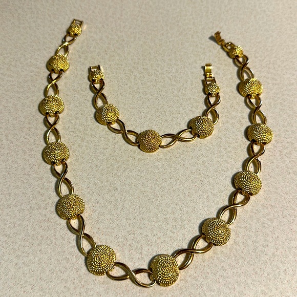 Vintage gold tone chain and bead metal necklace and bracelet (543) - Picture 3 of 7